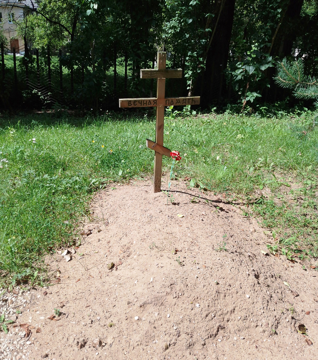Могила летчиков на братском захоронении у Дома офицеров в Острове-3.