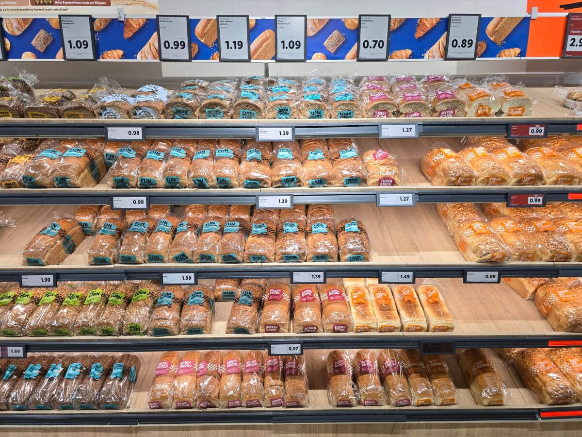 Это, наверное, только третья часть прилавка с хлебом в супермаркете. Фото: Голландец в России