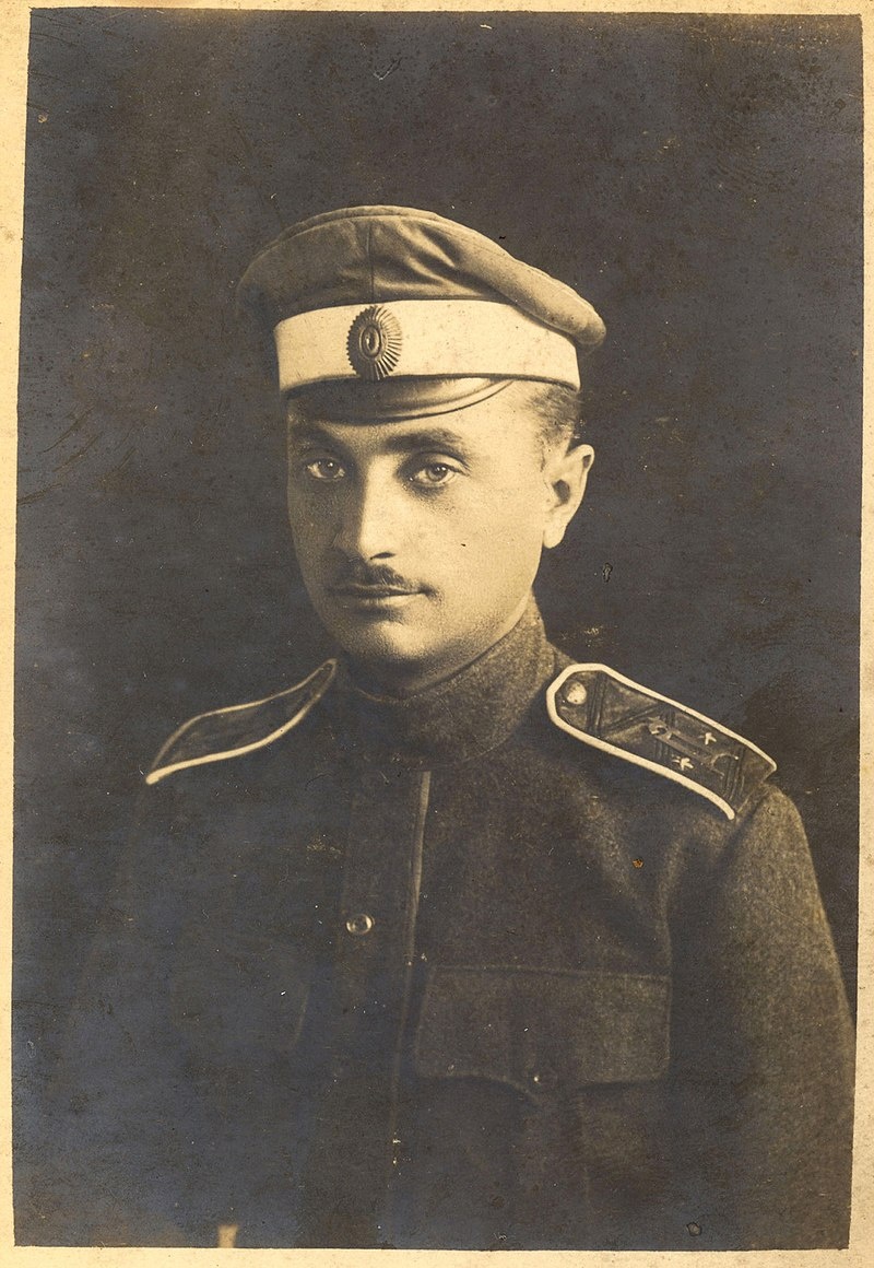 В. Г. Харжевский — офицер военного времени, в 1917 году — капитан. Дроздовец, генерал-майор в 28 лет (в 1920 году). 