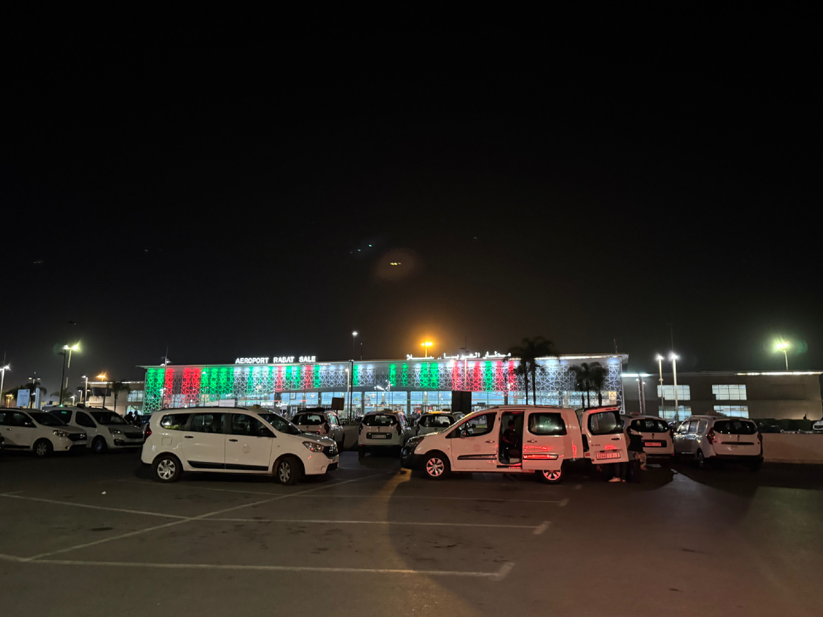 Сияющий аэропорт Рабат, Морокко. Фото наше.