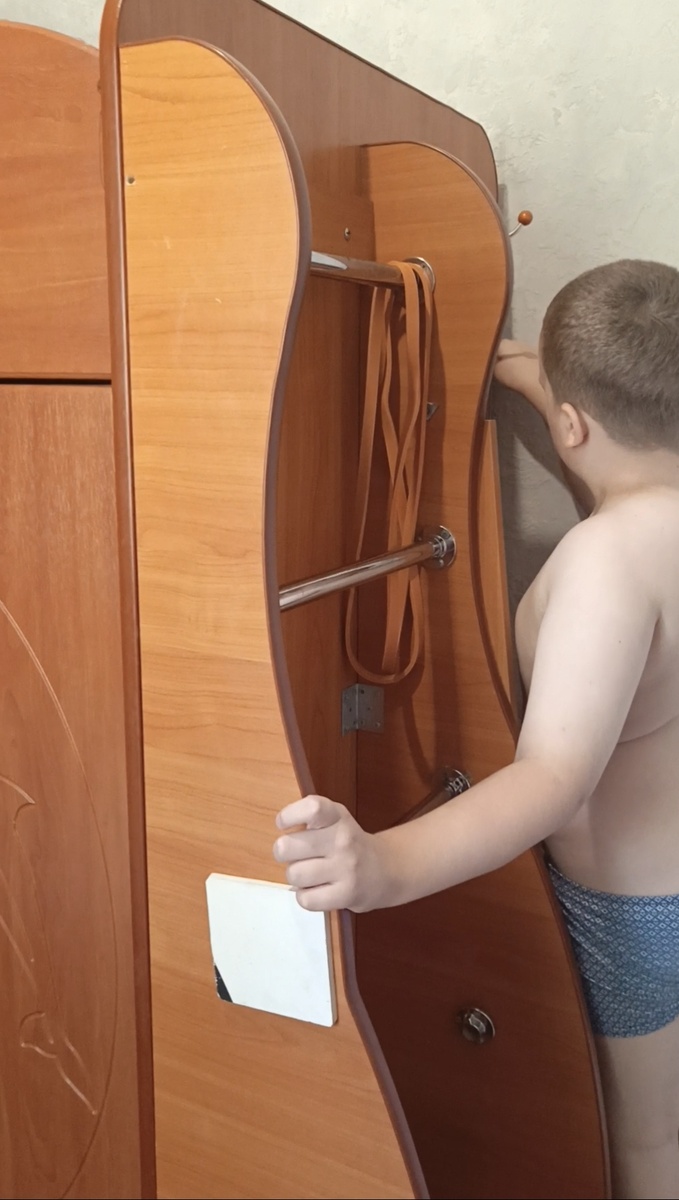 Начальная стадия работ  Женя выкручивает анкера