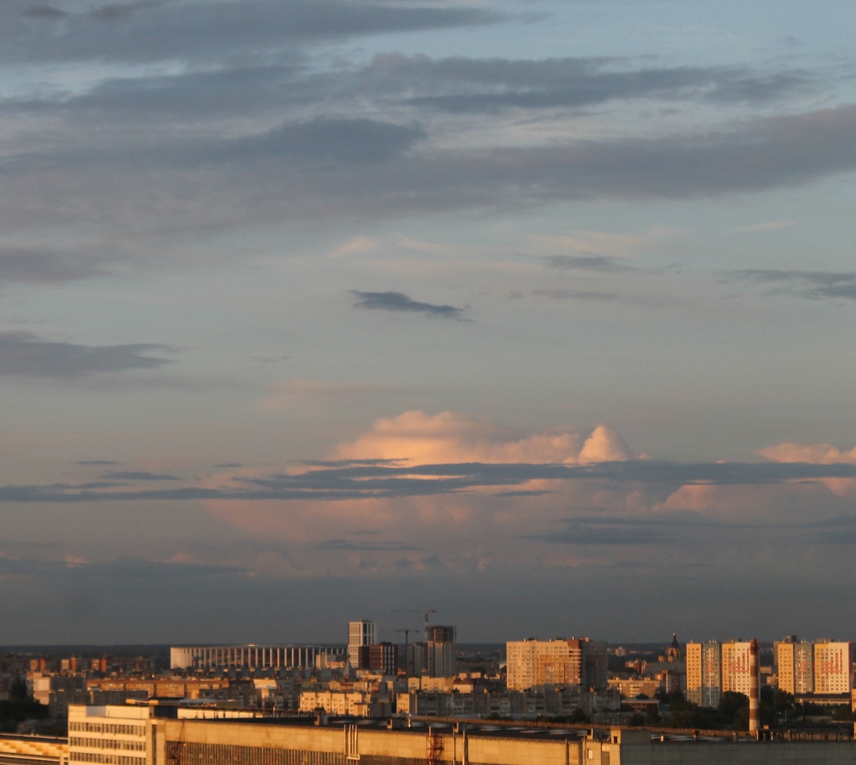 На фото всего лишь отблеск заката на зданиях и в облаках