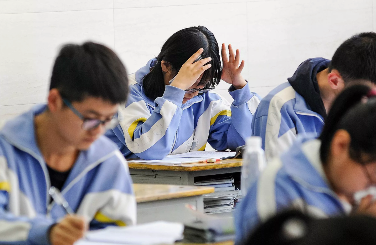 Говорят, трудно китайцам учиться из-за сложного языка, но и задания сложные, мне кажется