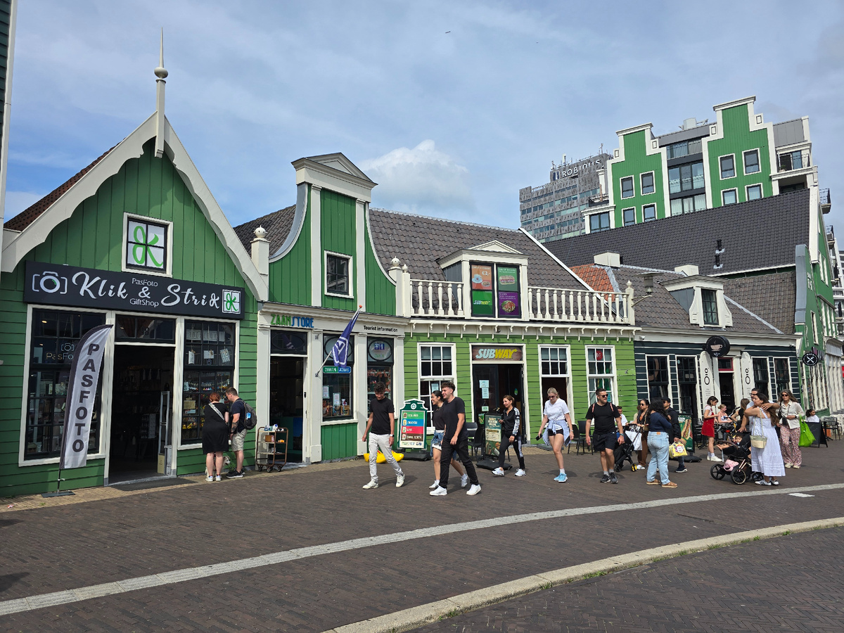 Для Голландии они очень нетипичные, потому что деревянные. Но они типичные именно для этого региона - Заанстрейк (Zaanstreek).