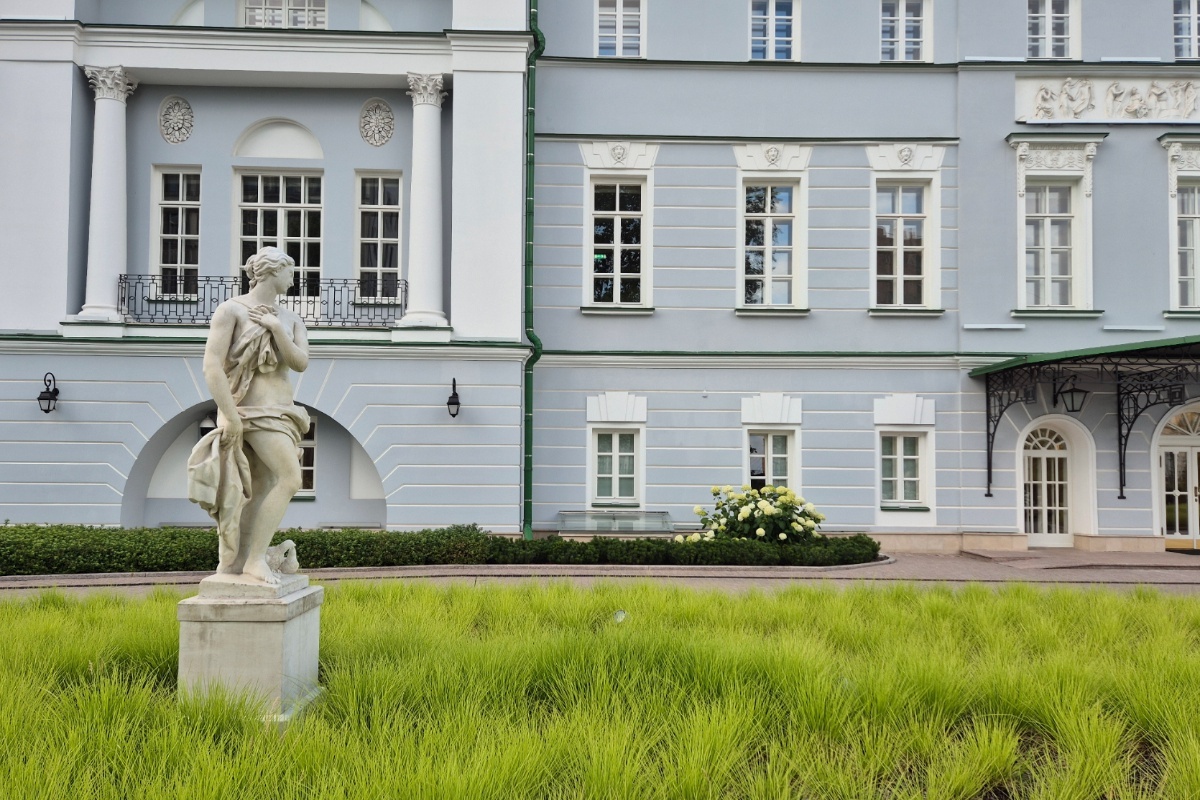    В саду перед зданием усадьбы Долгоруковых-Бобринских вновь установлены скульптуры - копии тех. что стояли тут до революции. / Артем Локалов