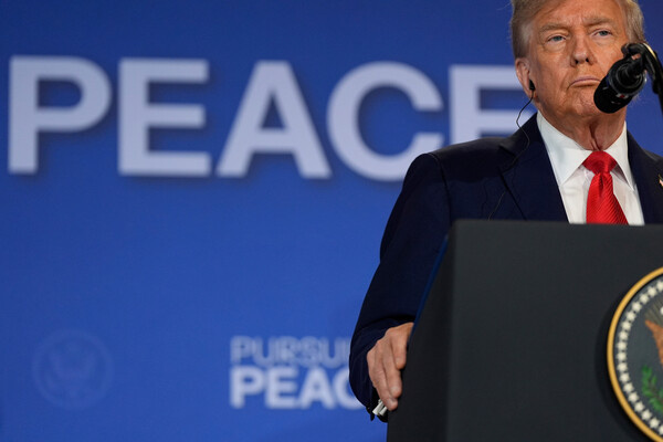 Дональд Трамп во время пресс-конференции по итогам переговоров с Владимиром Путиным, Анкоридж, штат Аляска, 15 августа 2025 года / Julia Demaree Nikhinson/AP 