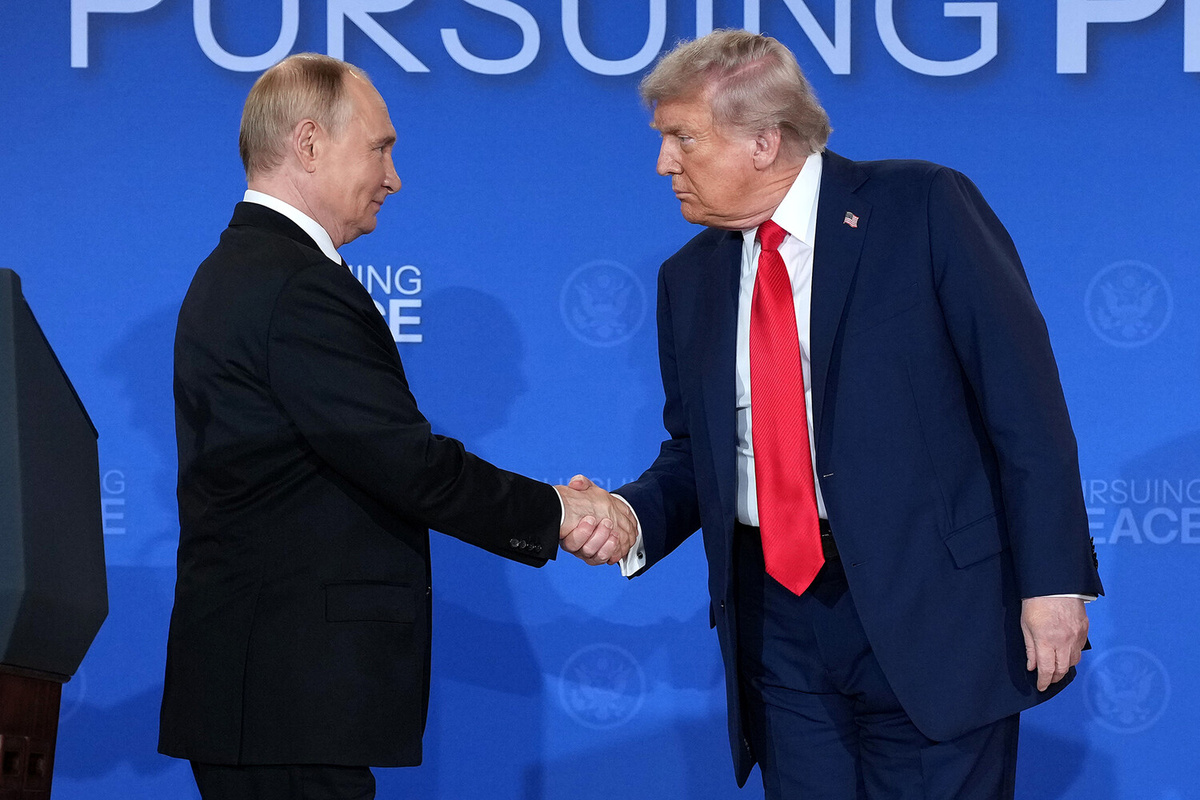 Рукопожатие президента РФ Владимира Путина и президента США Дональда Трампа во время пресс-конференции на военной базе Эльмендорф - Ричардсон на Аляске, 16 августа 2025 года  