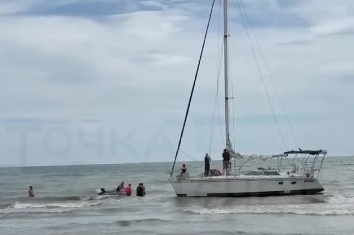    В Анивском районе к берегу прибило парусник