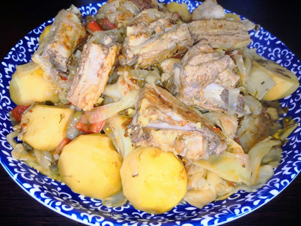 В холодной казан укладываем на дно мясо, посыпаем специями и солью, затем выкладываем овощи –лук репчатый (половину приготовленного), помидоры и болгарский перец, снова посыпаем специями и солью, добавляем чеснок зубчиками. Следующими слоями выкладываем картофель и оставшийся репчатый лук. Сверху выкладываем капусту свежую, порезанную полосками шириной 1,5 см. Высыпаем оставшиеся специи. 
Заливаем все гранатовым соком и отправляем на плиту. На сильном огне доводим до кипения, убавляем огонь до минимума и готовим 1-1,5 часа.
Свиная грудинка.
Паприка.
Куркума.
Соль.
Специи для свинины.
Перец горошком.
3 бутончика гвоздики.
Лук репчатый.
Болгарский перец.
Помидоры.
Капуста.
Сок гранатовый.
Зелень.
Готовим в казане на плите 15 часа на медленном огне режим томления.
Приятного всем аппетита!
На моих каналах большое количество хороших и вкусных рецептов.	
https://rutube.ru/u/thesamekebab/
https://zen.yandex.ru/thesamekebab
https://plvideo.ru/channel/@Thesamekebab
https://vkvideo.ru/@clubgroupthesamekebab
https://vk.com/clubgroupthesamekebab
https://t.me/Thesamekebab55
Пожертвовать на добрые дела: 
https://yoomoney.ru/fundraise/186N1JL3307.250204
До скорых встреч.
#тотсамыйшашлычок #тот_самый_шашлычок #thesamekebab