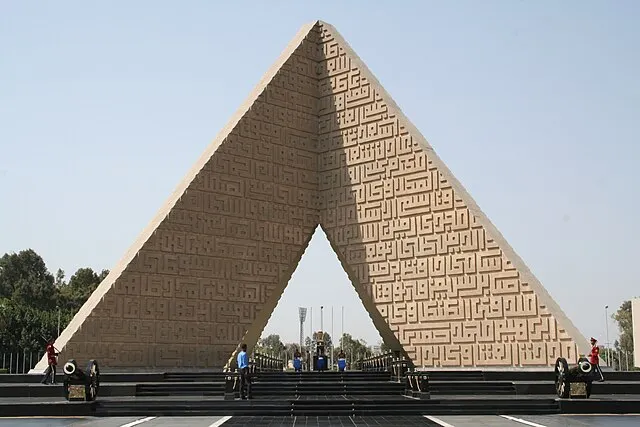 Могила Неизвестного солдата (и Анвара Садата) в Каире.