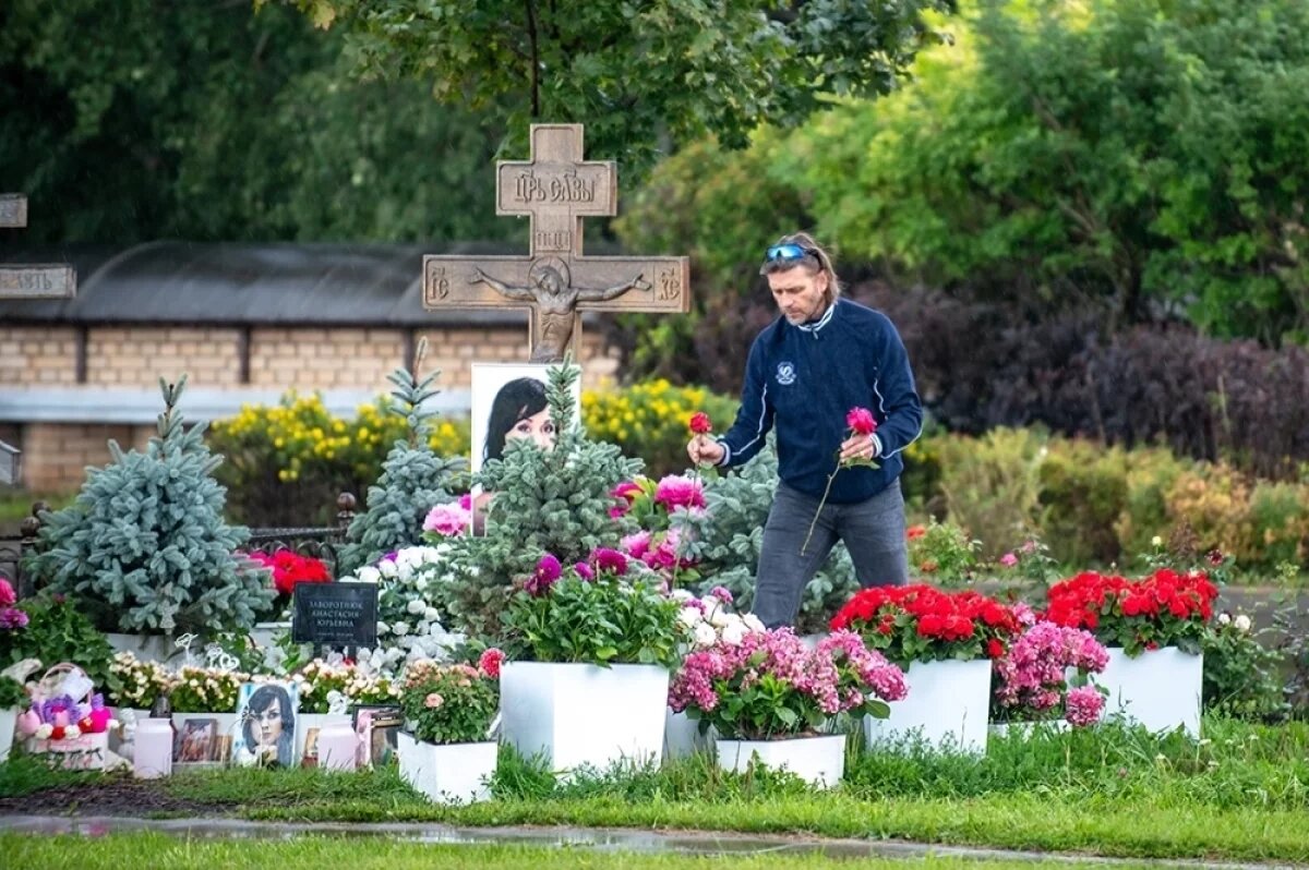    Петр Чернышев на могиле Анастасии Заворотнюк.