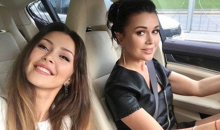    Анна и Анастасия Заворотнюк. Фото: соцсети