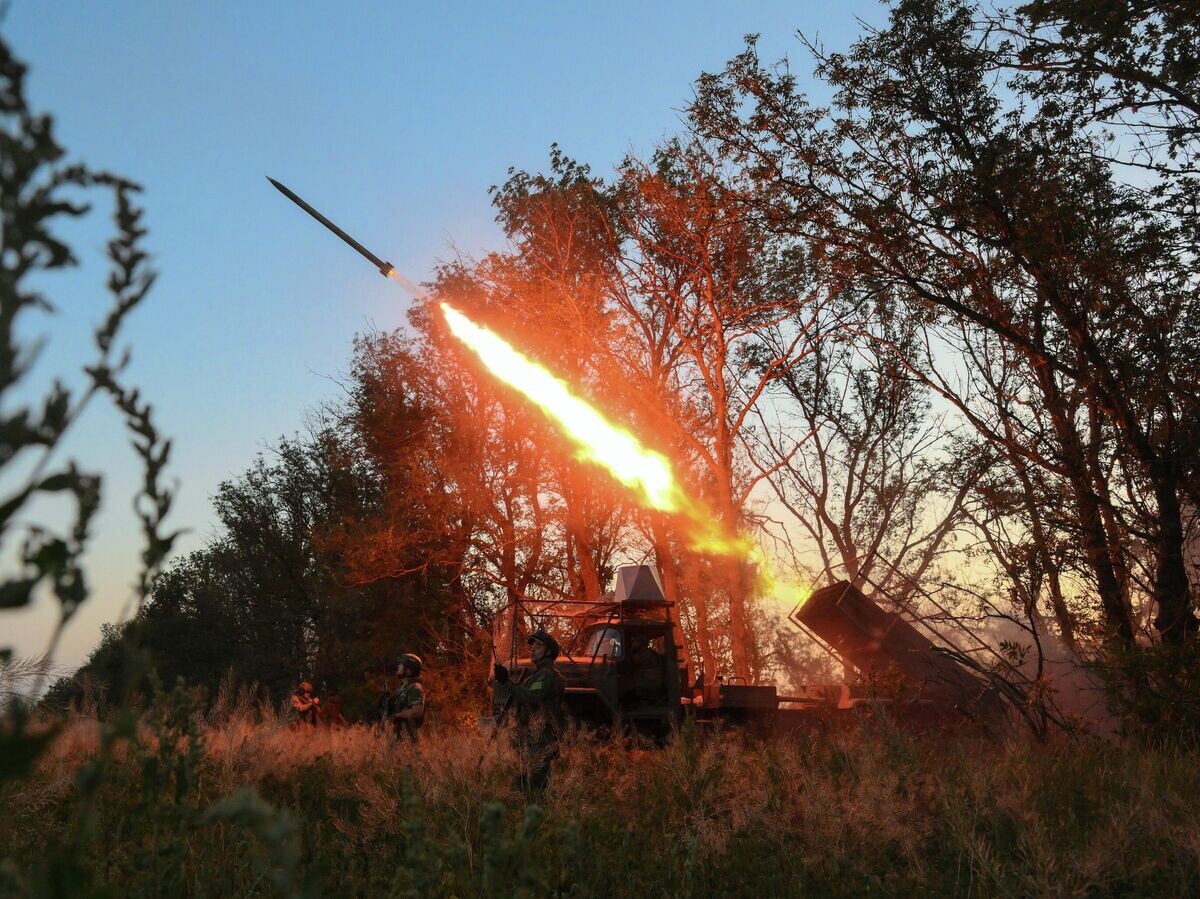    Боевая работа расчета РСЗО 9К55 "Град-1" в зоне СВО© РИА Новости / Евгений Биятов