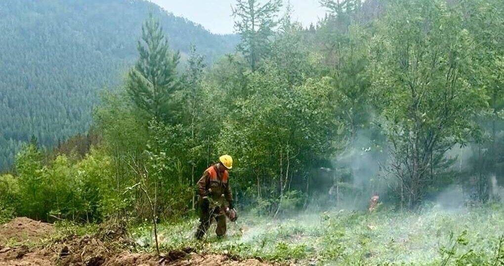 Лесники Бурятии продолжают тушить грозовые пожары