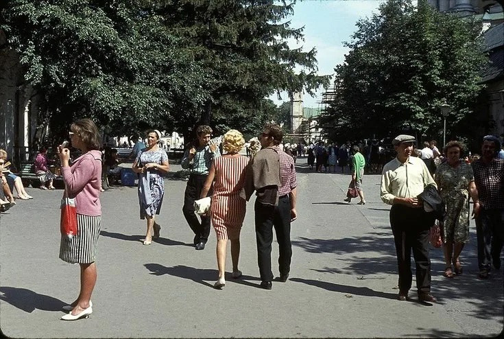 Социализм движение вперёд.Капитализм движение назад. Капитализм все ради денег.Социализм все ради человека.