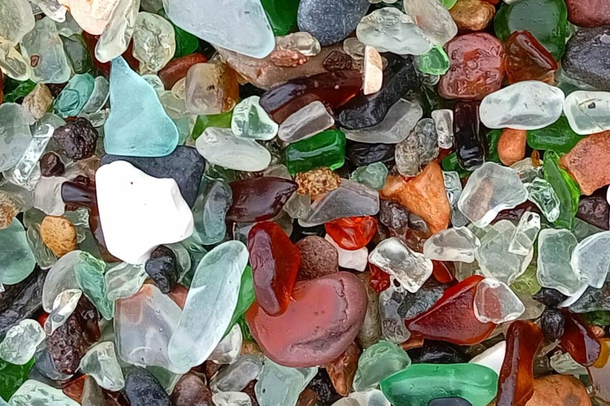 Фото автора. Под ногами вместо обычного песка - вот такие морские стеклышки. 