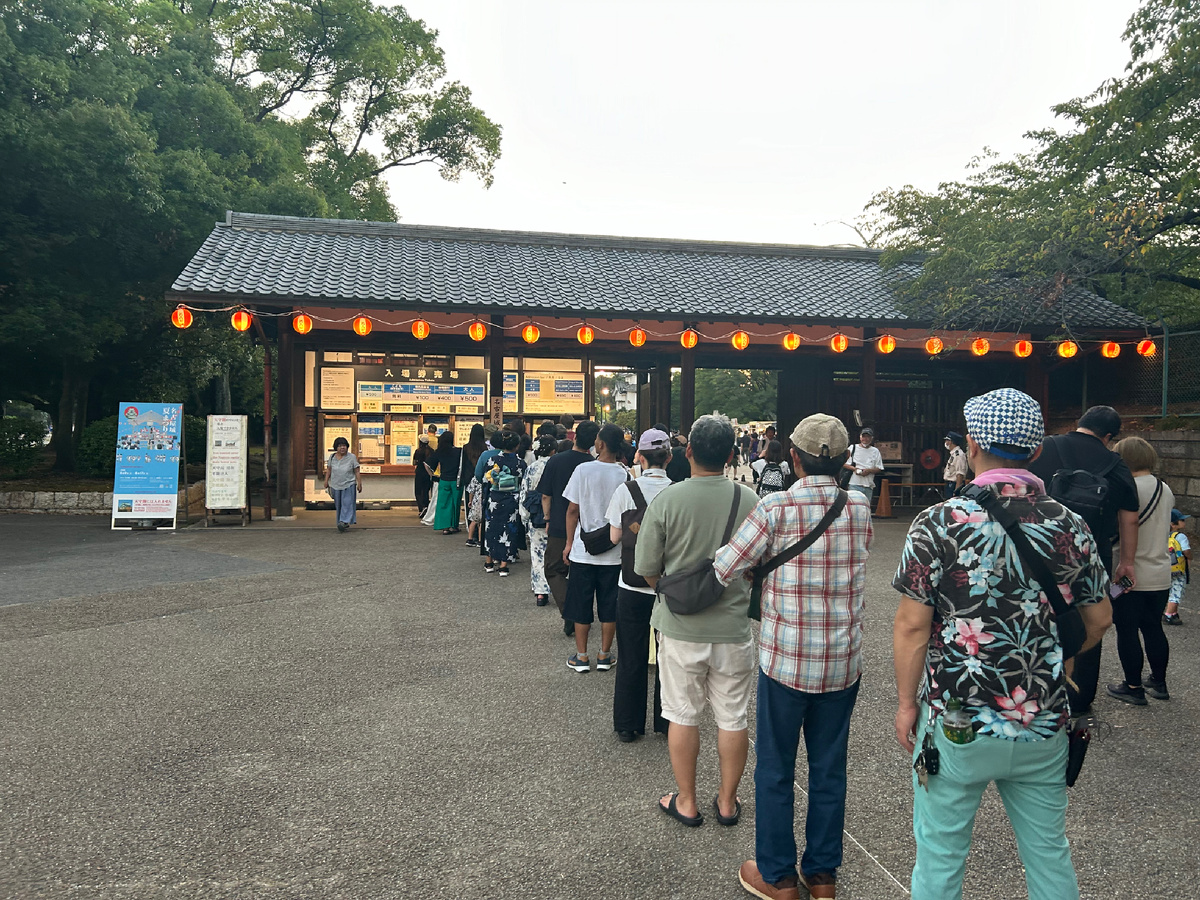 Очередь, чтобы попасть на территорию, прилегающую к замку Нагои, где проходит празднование Обона.