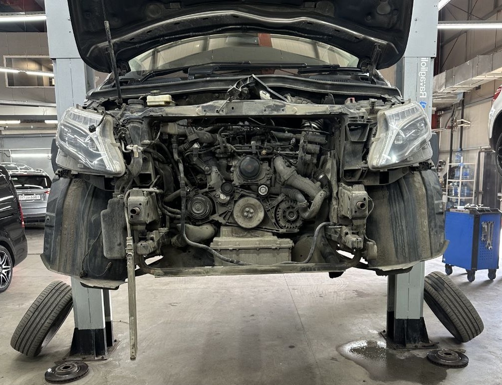 Частичная разборка автомобиля выполняется быстрее и безопаснее, если у мастеров есть профильный опыт. 