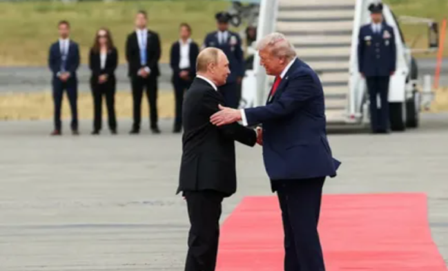 Почти дружеская встреча соседей на военной базе ВВС США на Аляске...