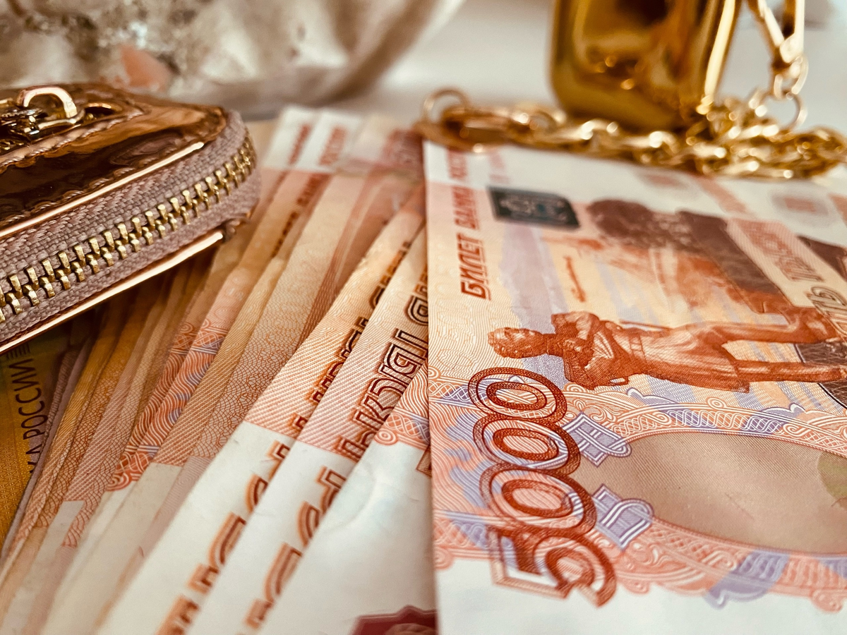 С любовью к каждому . Наташа Эльберг- более 24 лет непрерывно практикующий кризисный психолог, энергопсихолог , автор книг -бестселлеров , автор методики ментальной трансформации и коррекции любых жизненных ситуаций с помощью специальных энергопрактик. Автор - мастер энергетического таро.