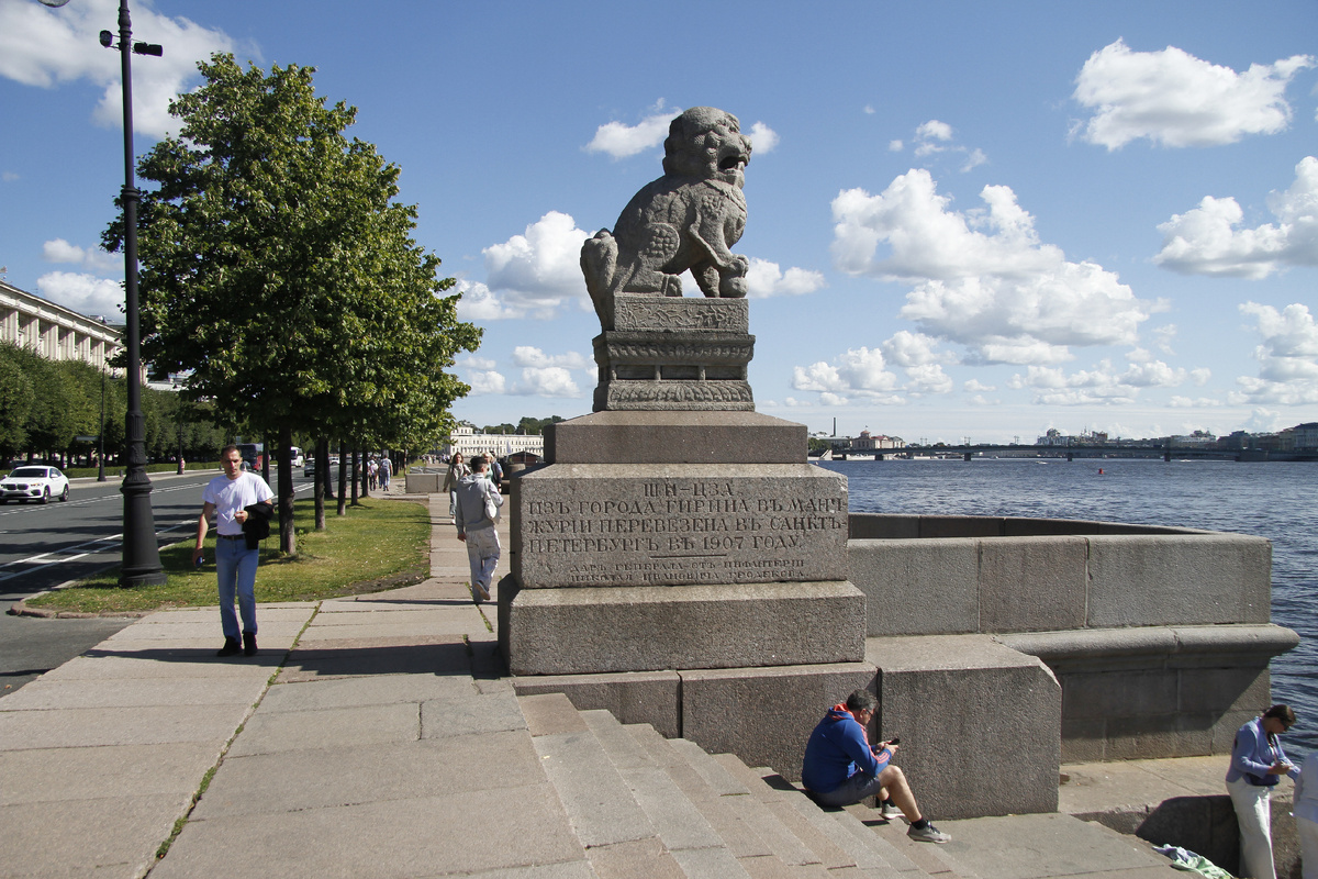 Один из пары мифологических львов Ши-цза
