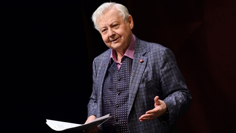     Советский и российский актёр и режиссёр Олег Табаков родился 17 августа 1935 года в семье врачей. Его детство прошло в Саратове, а в годы войны будущий артист с матерью переехал в посёлок Эльтон Сталинградской области РИА Новости Евгений Биятов