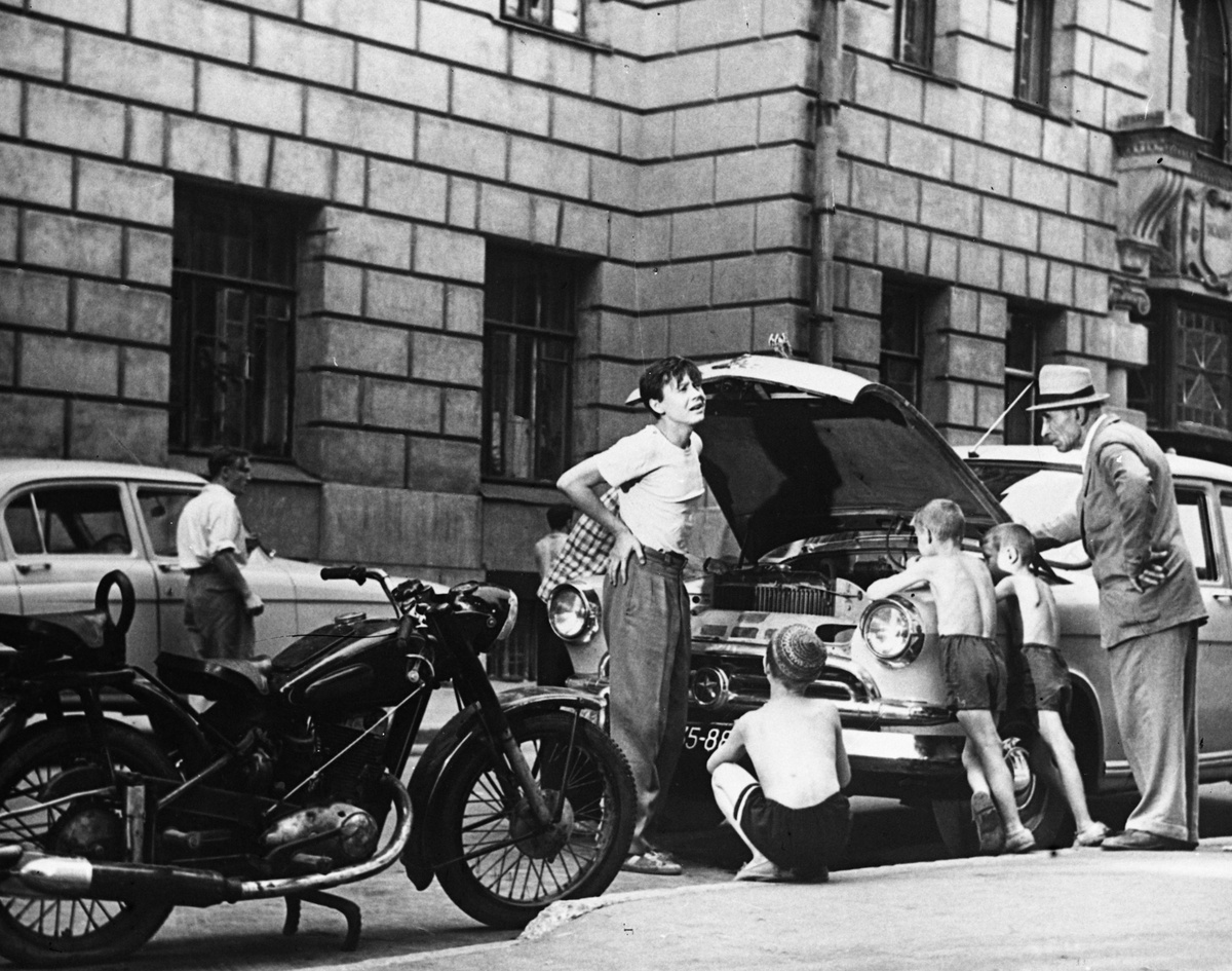    В Эльтоне Олег Табаков пошёл в первый класс. Там же состоялся его первый актёрский опыт: артист сыграл небольшую роль в постановке для солдат. Вскоре после войны родители артиста развелись, и он с матерью вернулся в Саратов / РИА Новости / Кадр из фильма «Шумный день»