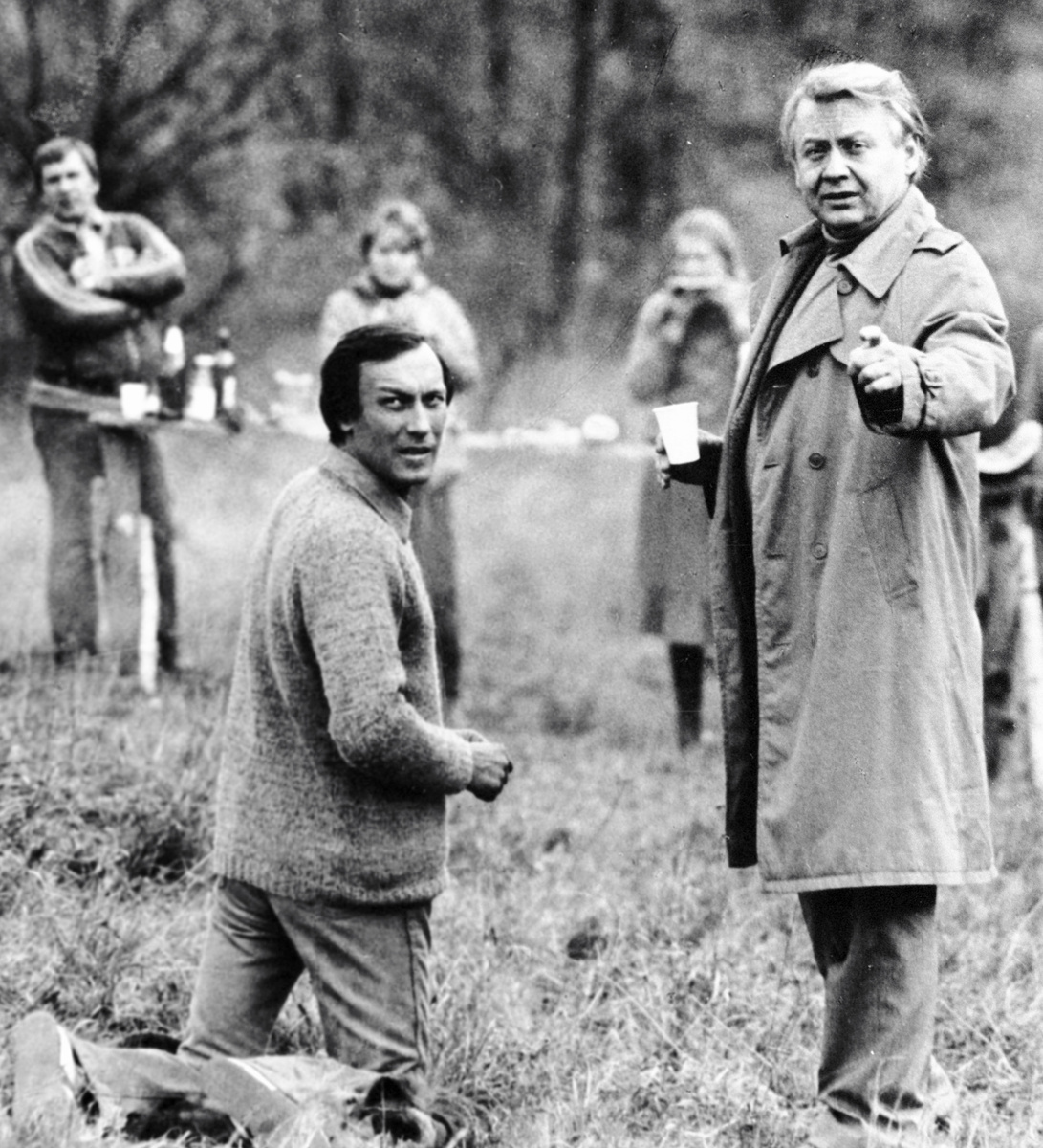    Когда Табаков учился в восьмом классе, его заметила и пригласила в театральный кружок «Молодая гвардия» актриса Наталья Сухостав / Олег Янковский и Олег Табаков в фильме «Полёты во сне и наяву» / РИА Новости / Олег Янковский и Олег Табаков в фильме «Полеты во сне и наяву» / Игорь Костин/