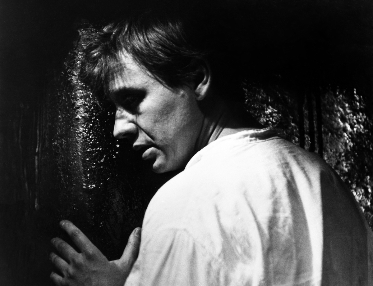    К окончанию школы Олег Табаков решил стать актёром. Близкие пытались отговорить юношу от этой затеи: они надеялись, что он продолжит дело родителей. Однако артисту удалось настоять на своём и поступить в Школу-студию МХАТ на курс Василия Топоркова / РИА Новости / Кадр из фильма «Гори, гори, моя звезда»