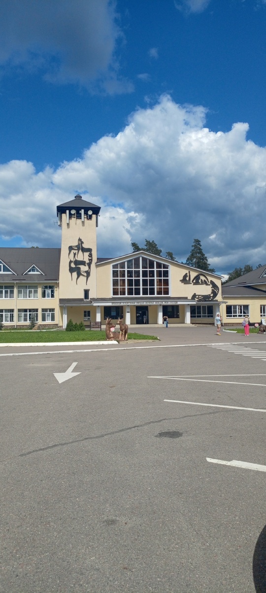 Административное здание с кассой, кафе и гостинницей