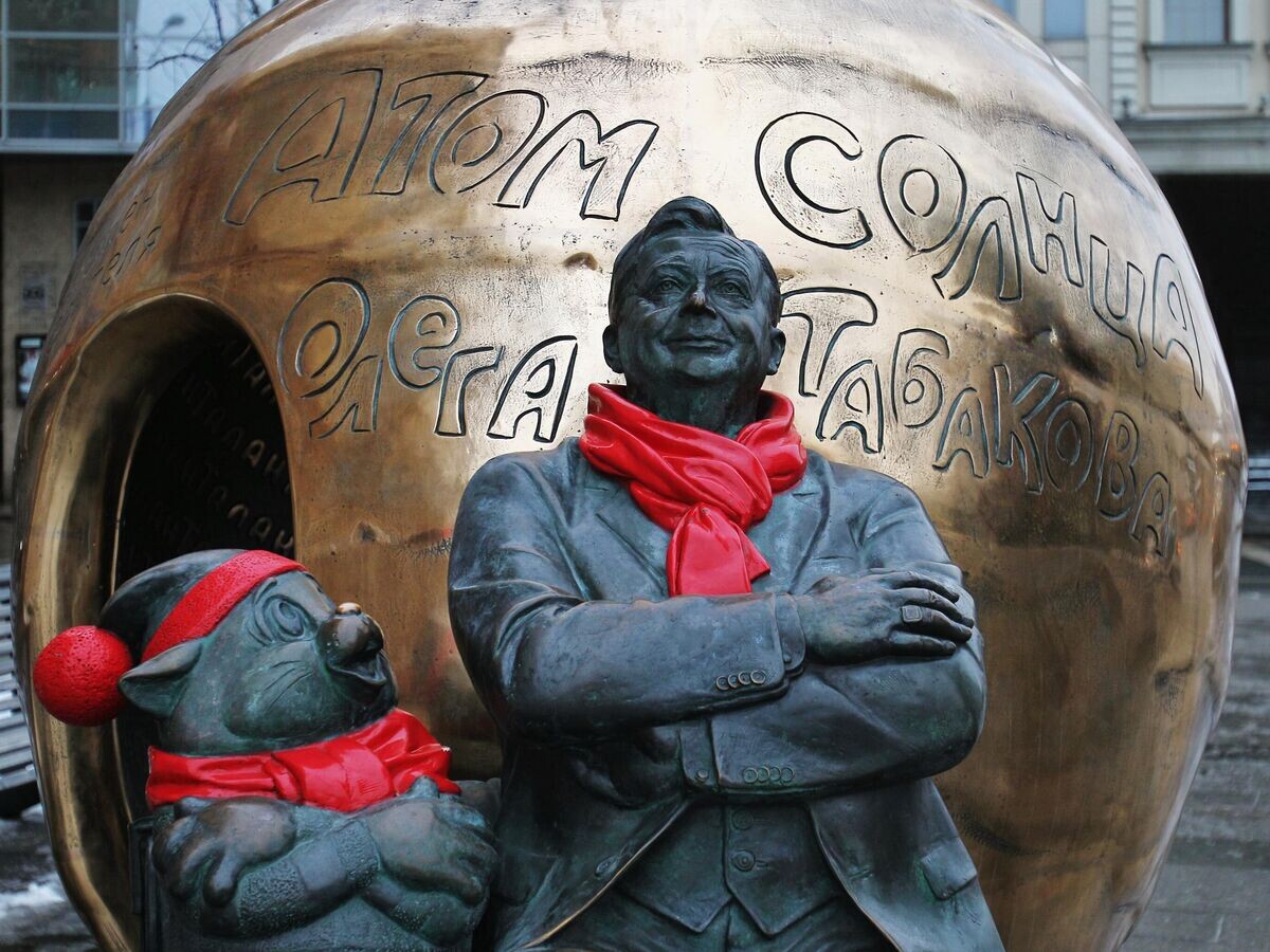    Памятник "Атом Солнца Олега Табакова" на Сухаревской площади в Москве© РИА Новости / Мария Девахина
