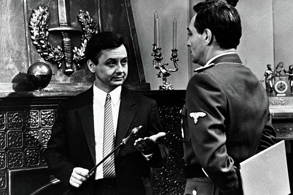    Даже в облике бригаденфюрера СС Шелленберга ("Семнадцать мгновений весны") Олег Табаков играл не просто врага, но достойного соперника - умного, ироничного, обаятельного./РИА Новости