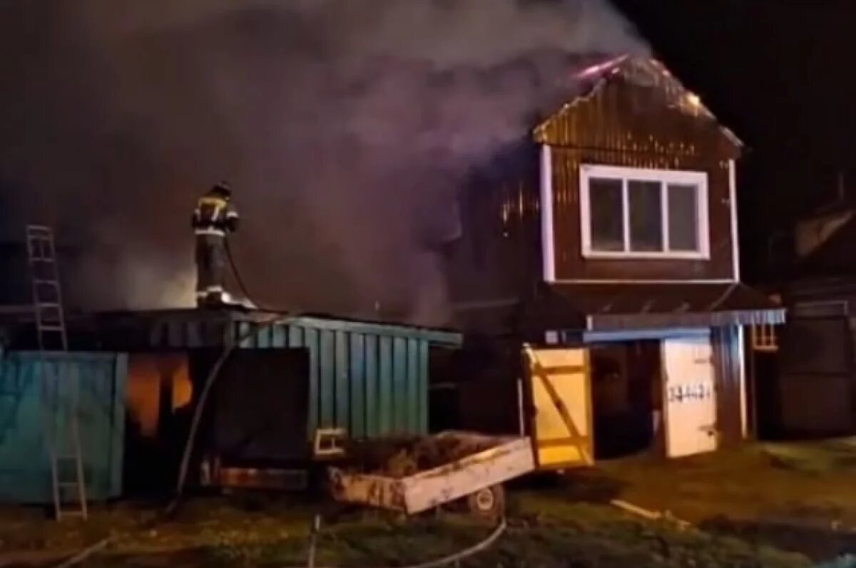    Полицейские спасли семью во время ночного пожара в Енисейске