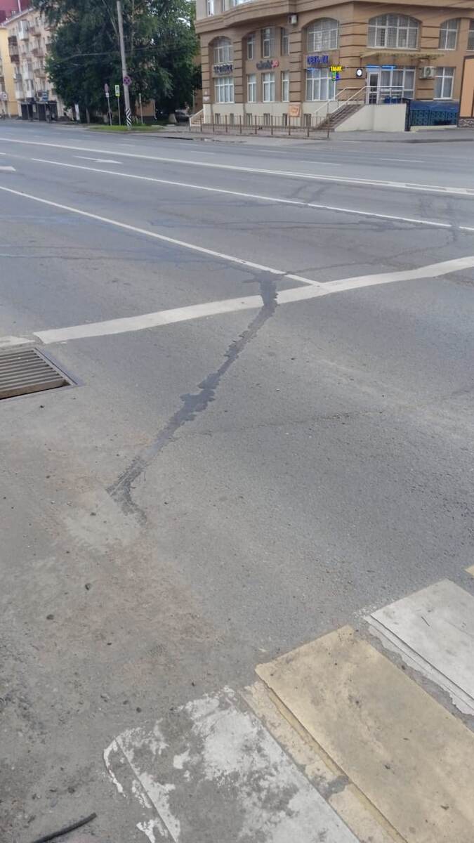 г.Омск  асфальтовое вырезание. Монтаж "умных светофоров" для д...ков на дорогах.