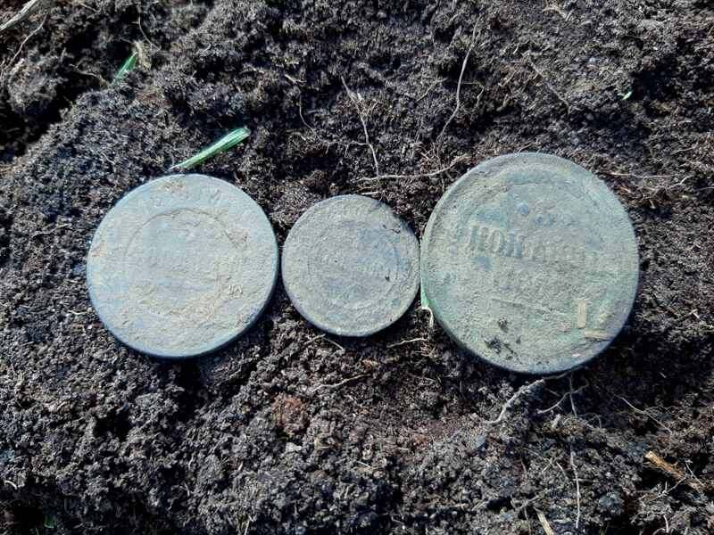 Три разных царя в одной покапушке - нечастая находка. Обычно, такая находка говорит о том, что фото постановочное.