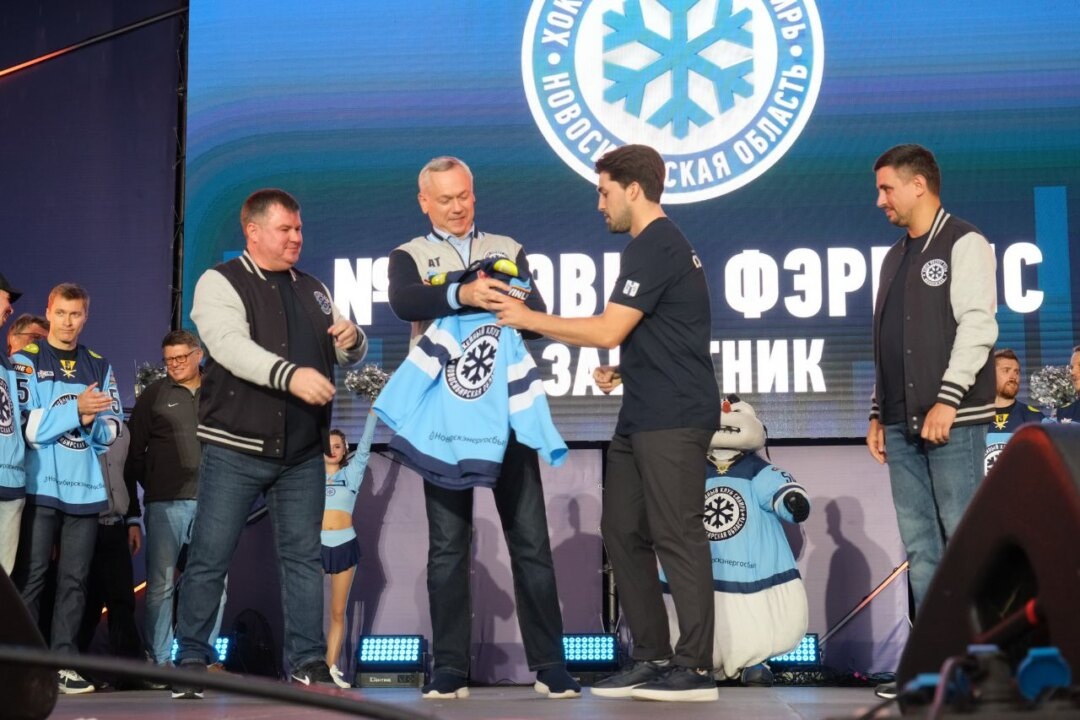    Андрей Травников вручает джерси новобранцу ХК «Сибирь» Дэвиду Фэрренсу. Фото: официальный сайт правительства Новосибирской области