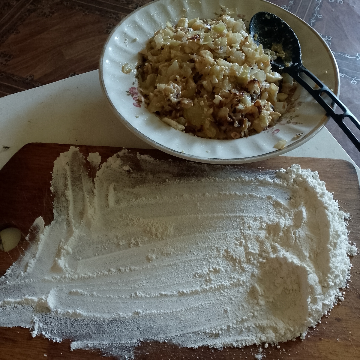 Муха стала звездой Дзена. Ленты висят, таблетки от мух стоят, но летают всё равно.