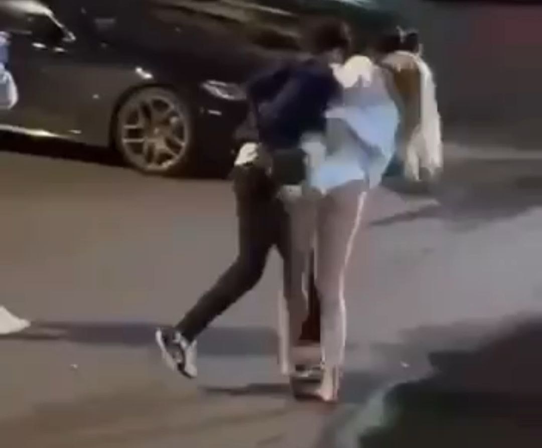 Зеваки все снимали на телефоны. Фото: HARD ПАБЫЧ