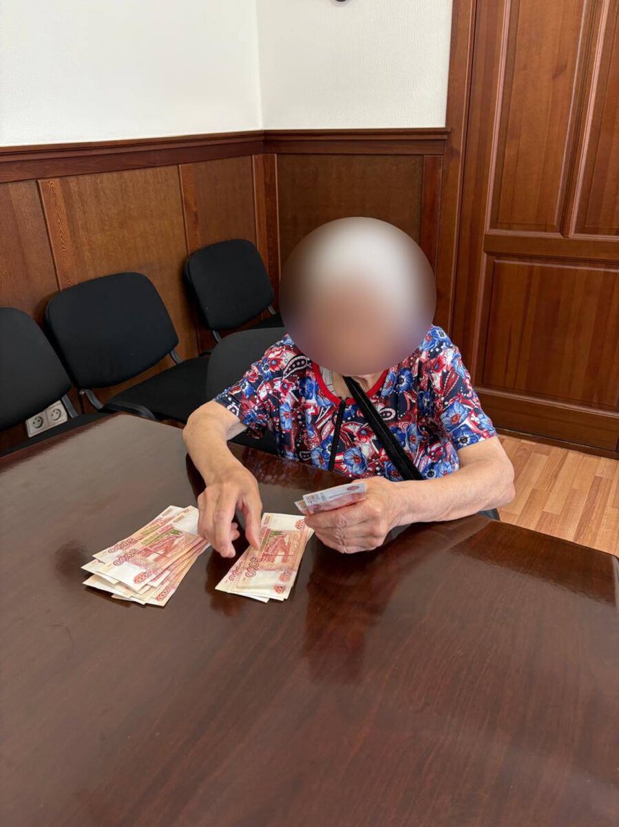     Красноярские полицейские спасли пенсионерку от кибермошенников