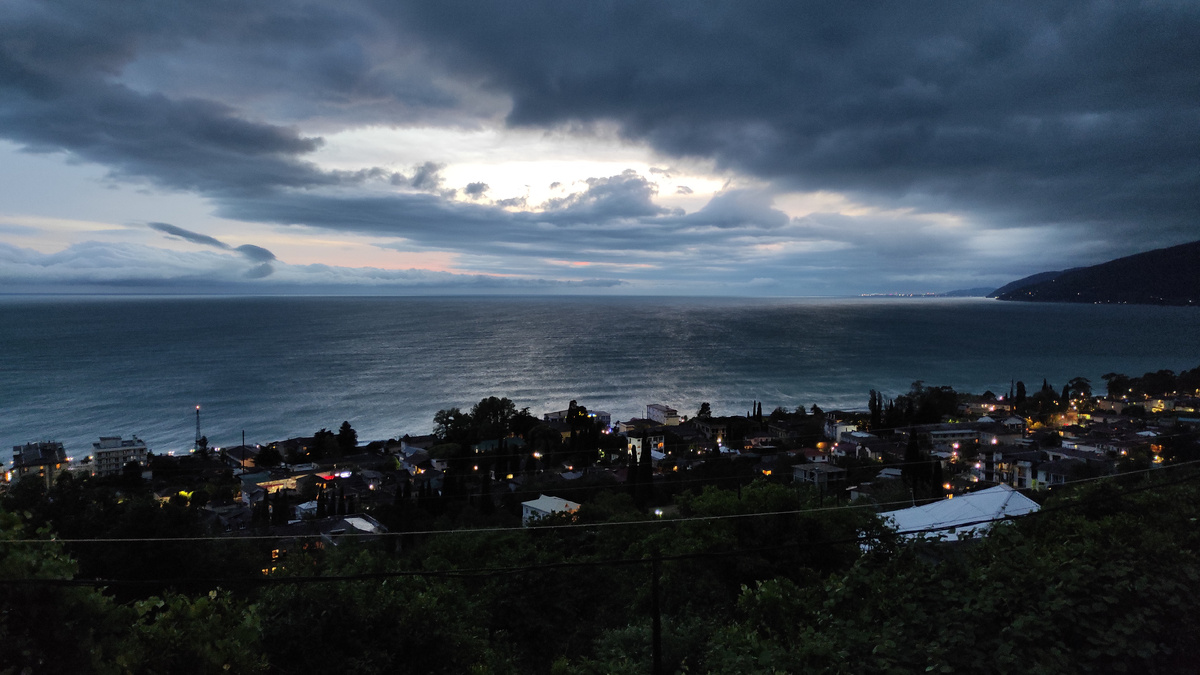 Вечерняя панорама побережья в Гагре. Фото: Кирилл Полиенко/Polienko: путешествуем вдвоём