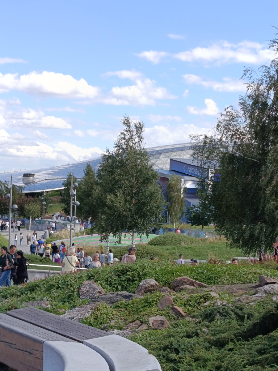 Знаменитый парк Зарядье в самом центре Москвы привлекает толпы туристов. Фото автора