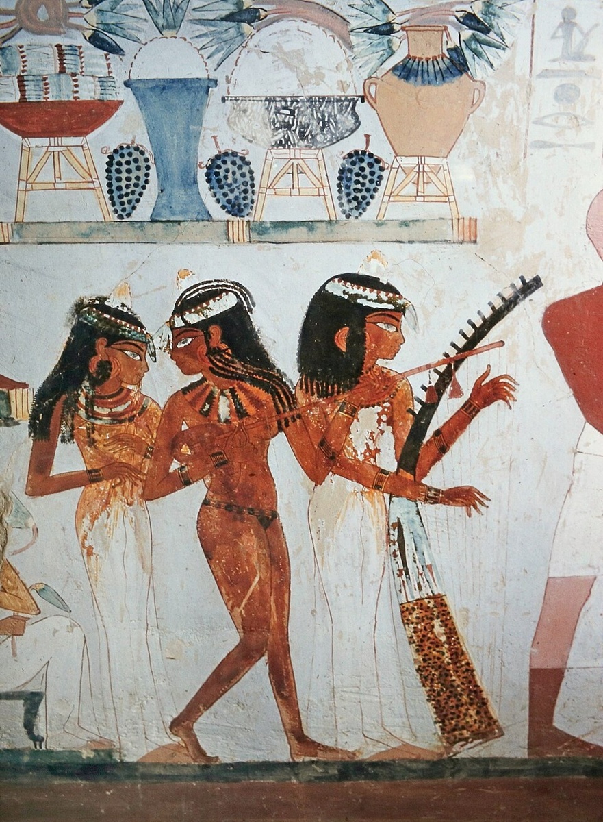 Фреска три танцовщицы. Гробница Нахта — место захоронения древнеегипетского чиновника, который занимал должность писца и астронома бога Амона. Вероятно период правления Тутмоса IV (1401–1391 до н. э. или 1397–1388 до н. э.) — Восемнадцатая династия, первая династия Нового царства. Шейх-Абд-эль-Курна, часть Фиванского некрополя, на западном берегу Нила, прямо напротив Луксора.