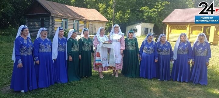 Этих энергичных и весёлых женщин и бабушками не назовёшь, а ведь некоторым участницам организации «Молодые сердца» уже за восемьдесят.