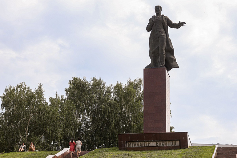    Главная память о Вахитове — это памятник, который стал одним из символов Казани.   
Фото: Андрей Титов