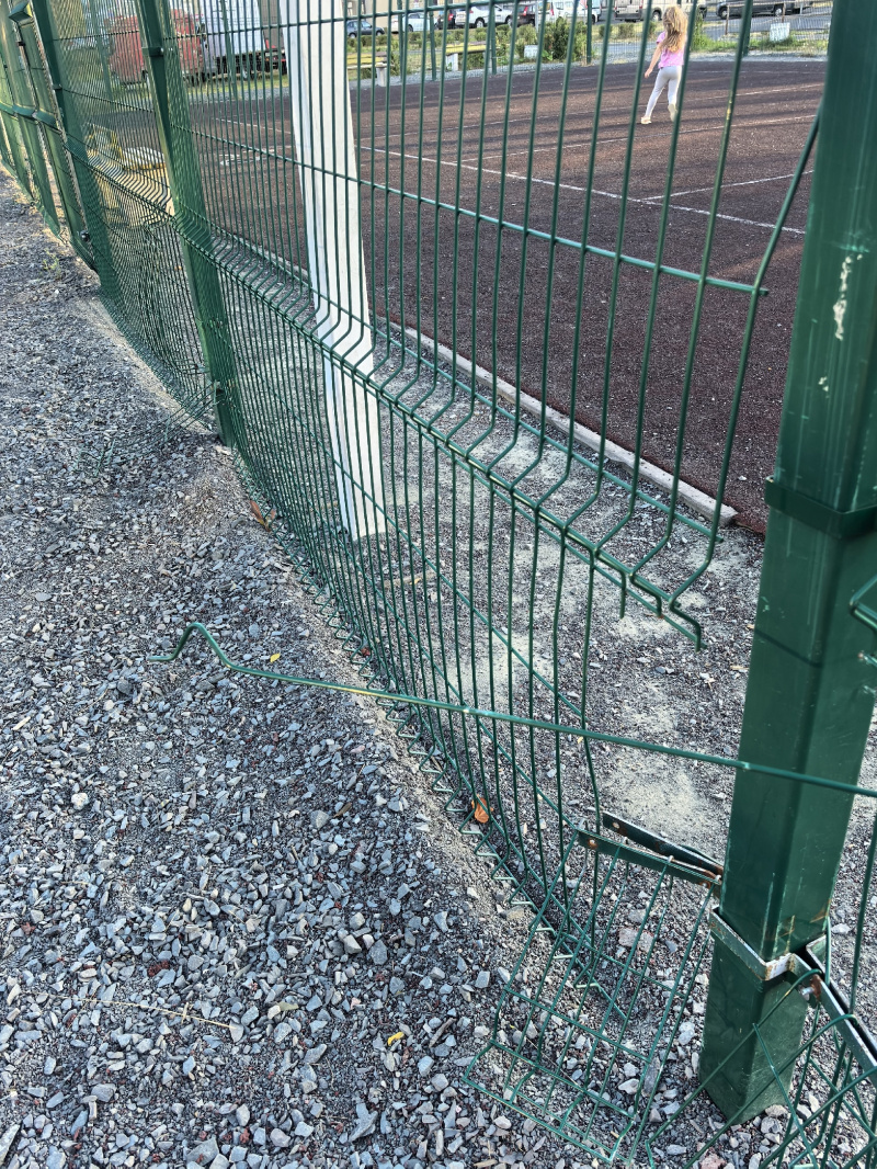    Девочка чуть не лишилась глаза на одной из спортивных площадок Петрозаводскагруппа ВКонтакте "Подслушано в ПТЗ"