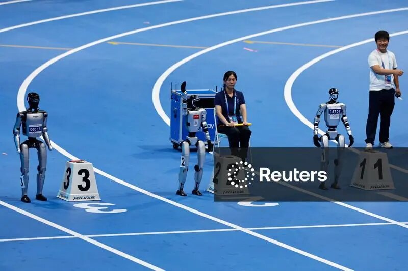 Несколько роботов участвуют в 100-метровом тестовом забеге — демонстрация скорости, баланса и осмотра движений в реальных условиях конкурса.