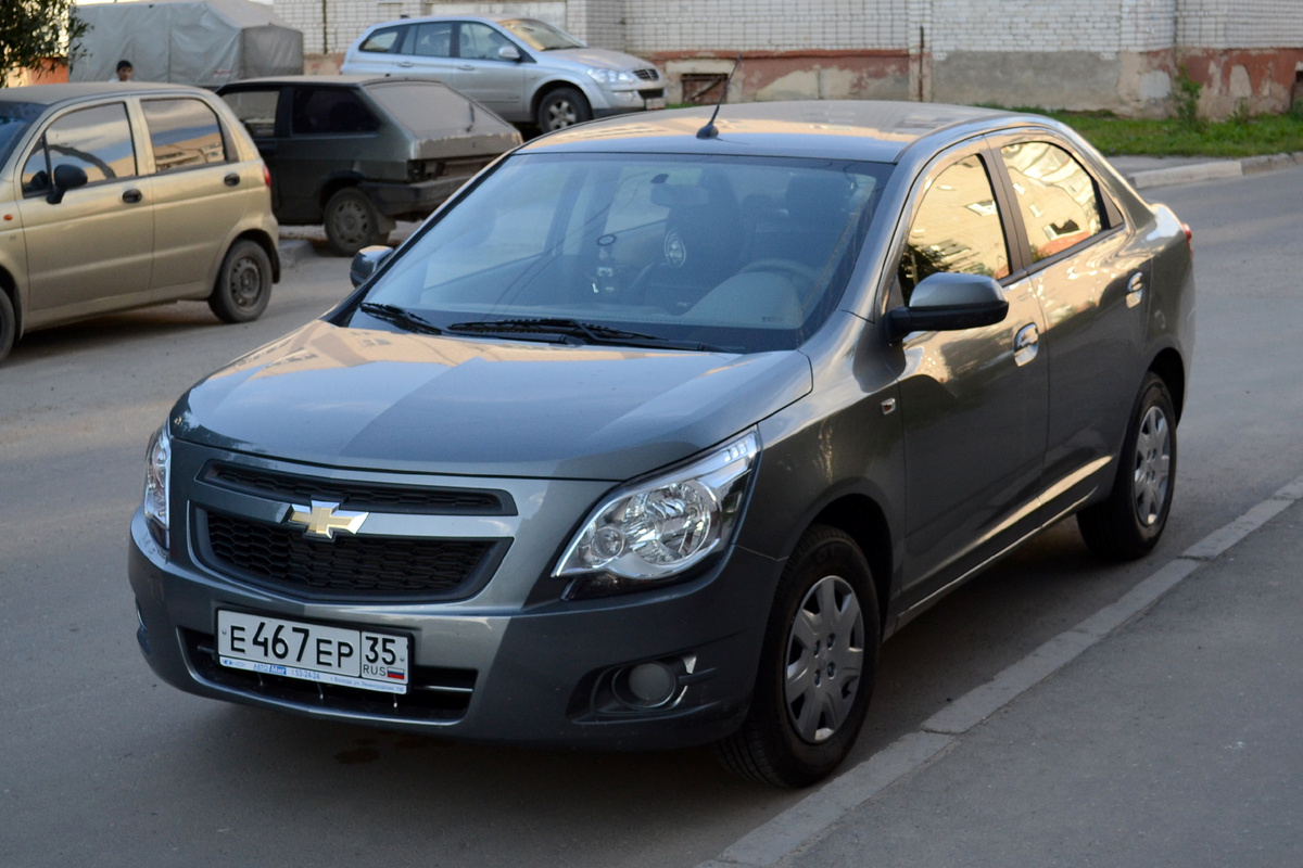 1. Chevrolet Cobalt

Да, дизайн у него спорный 🤨, но именно за Cobalt голосует кошелёк многих людей. Низкий расход топлива, простота конструкции и доступные запчасти делают его одним из самых популярных «рабочих авто». Отличный вариант для такси 🚕 и первого автомобиля для начинающих.