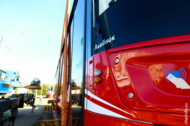    Два последних "Львенка" приехали из Санкт-Петербурга ночью. Сегодня их поставили на рельсы