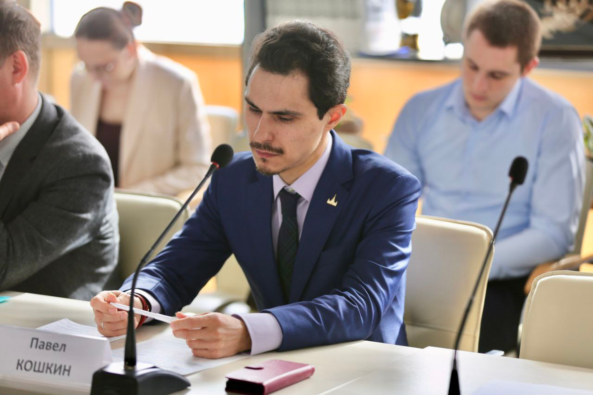 Старший научный сотрудник Института США и Канады РАН, эксперт Российского совета по международным делам, кандидат филологических наук, выпускник международного отделения факультета журналистики МГУ, автор книги «Американская журналистика и постправда» Павел Кошкин