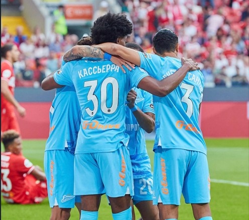 Игроки «Зенита» празднуют гол в ворота «Спартака»  - кстати, четвертый с пенальти (с добиванием) из семи, проведенных в чемпионате России 